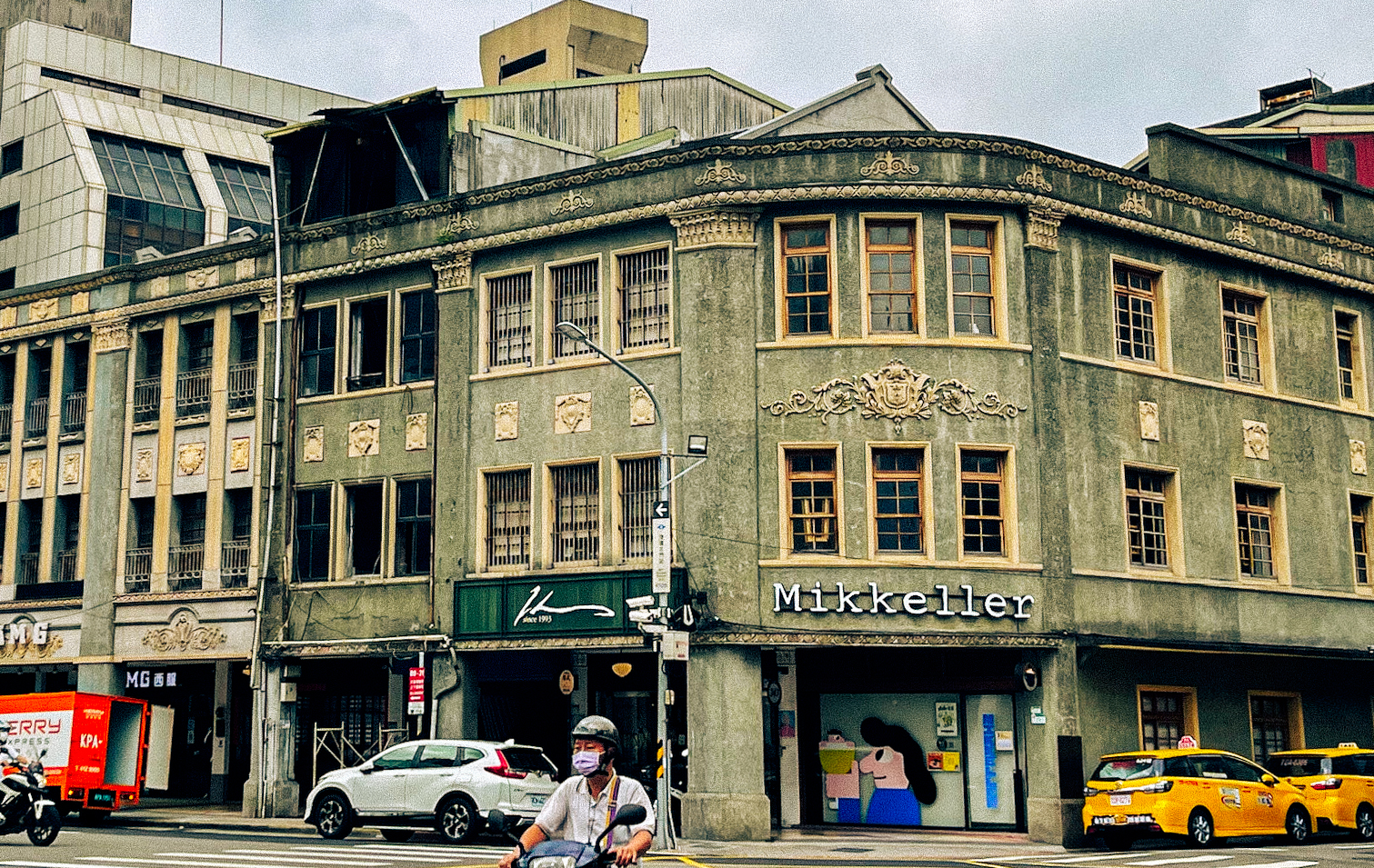 灰綠色六角街尾洋式店屋2008年被登錄為市定歷史建築,是大稻埕一帶著名的洋樓建築,位於南京西路通往迪化街一段的路上。