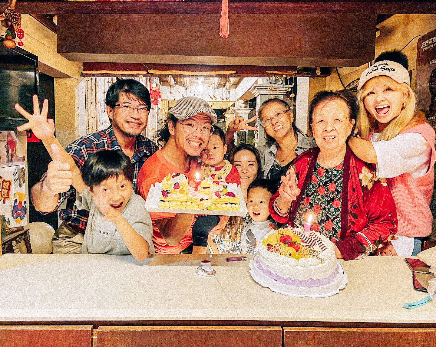 Jack(李原宏)(中間拿著蛋糕戴帽子)及家人,十年前和母親到金門參加迎城隍祭典,參加攝影比賽獲獎,在等待領獎期間四處探訪,無意間啟發了經營民宿的想法。(圖片來源/北山洋玩藝)